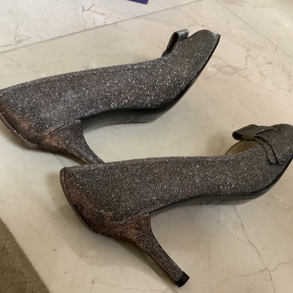 Stuart Weitzman Glitter Pumps Silver & Gold Shimmer Peep Toe Heels Size 8 - Picture 4 of 9
